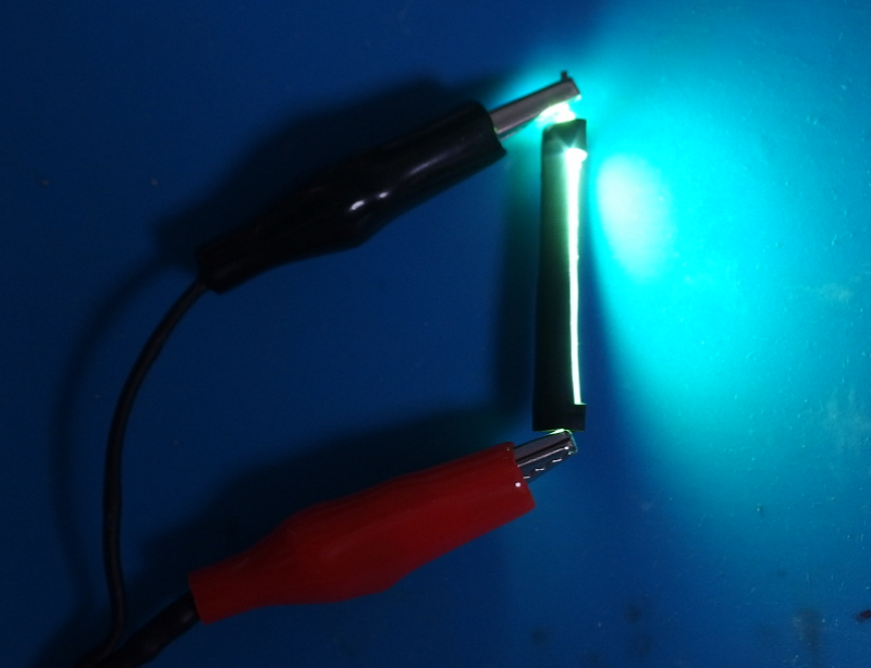 LEDフィラメントと収縮チューブ